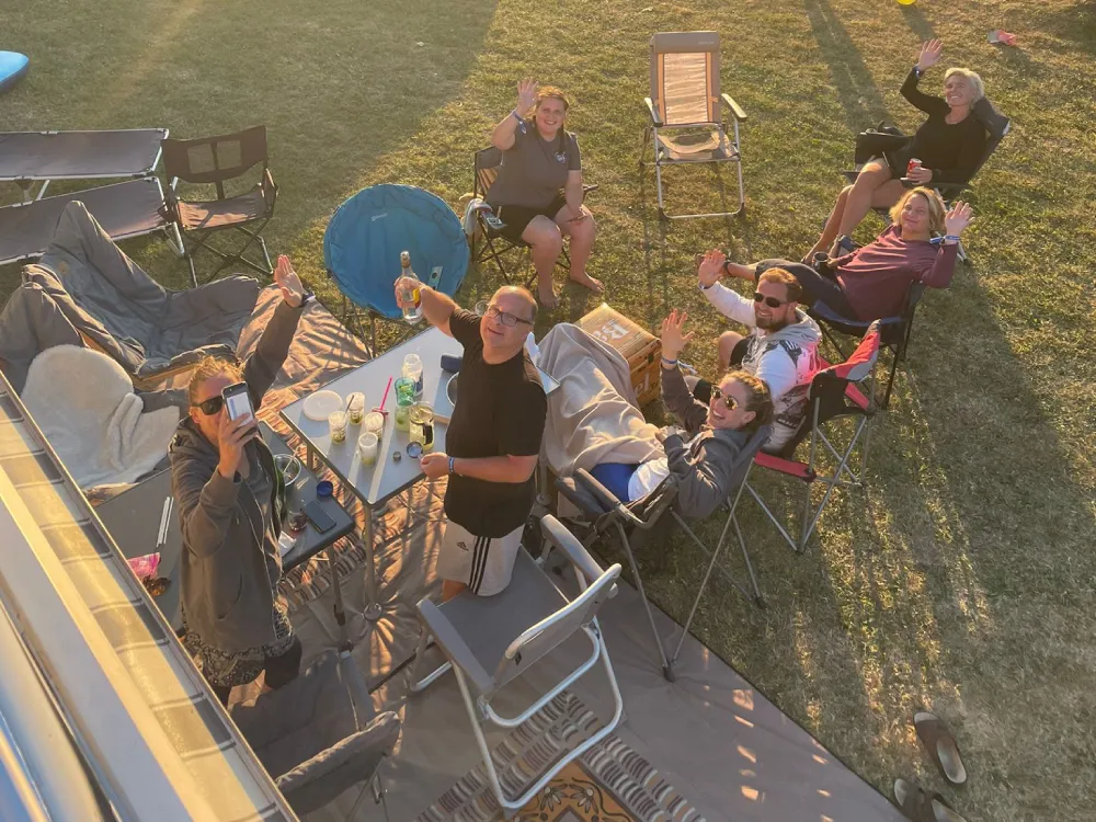 Camper sitzen zusammen und feiern