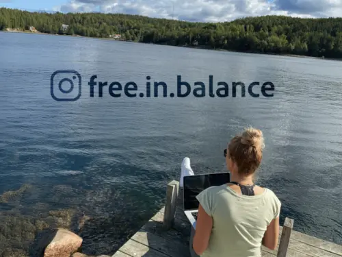 Bild_free.in.balance Melanie Bartel mit Laptop am Wasser