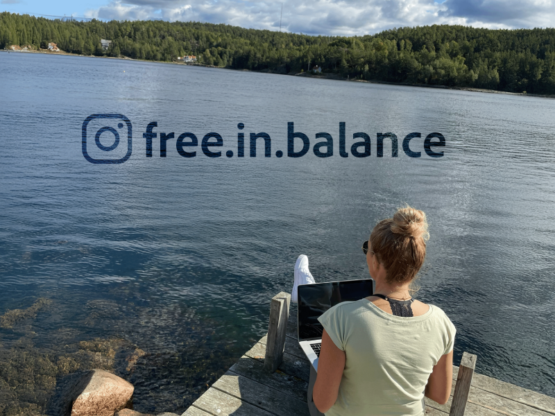 Bild_free.in.balance Melanie Bartel mit Laptop am Wasser
