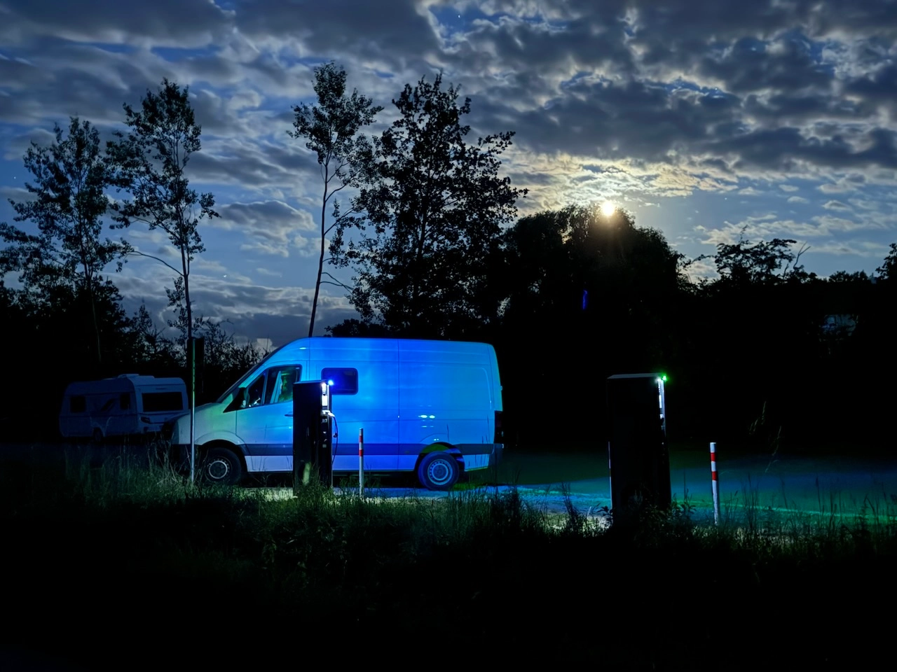 Laden-bei-Nacht Elektro-Camper Yoga Yogamour