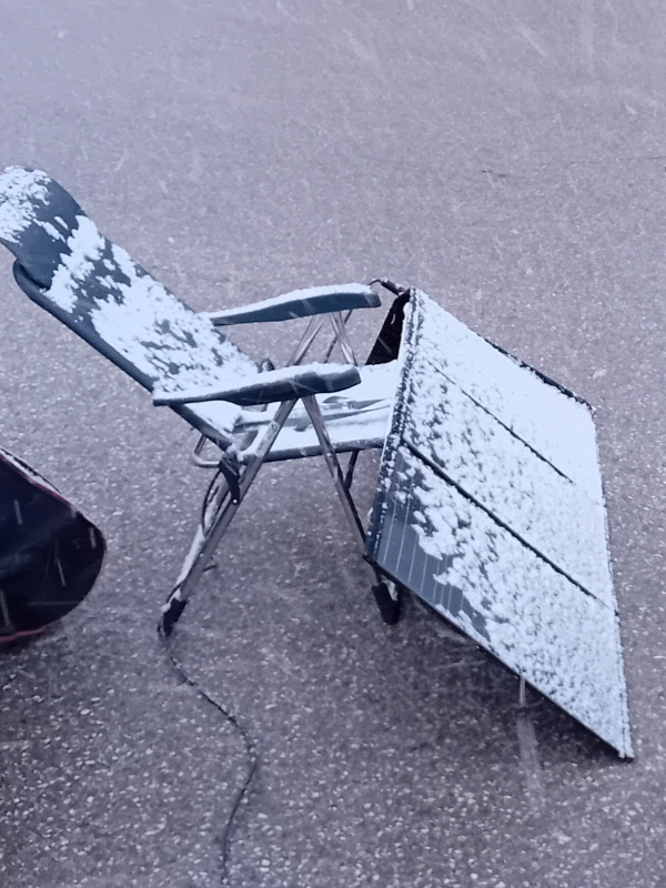 Moissl Versicherung Stuhl Solarpanel Schnee