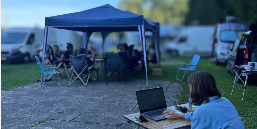 Odenwald Arbeiten am Laptop andere im Hintergrund