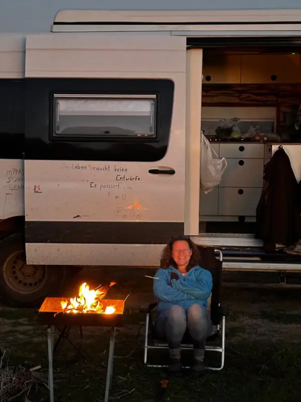 Ellen Langstein am Feuer Freiheit Vollzeit im Camper