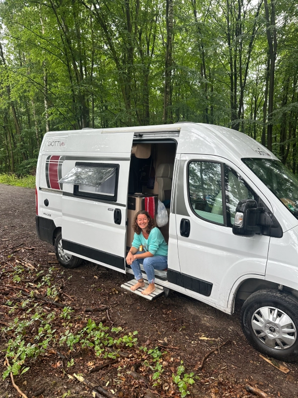 Ellen Langstein sitzend in Tür Freiheit Vollzeit im Camper
