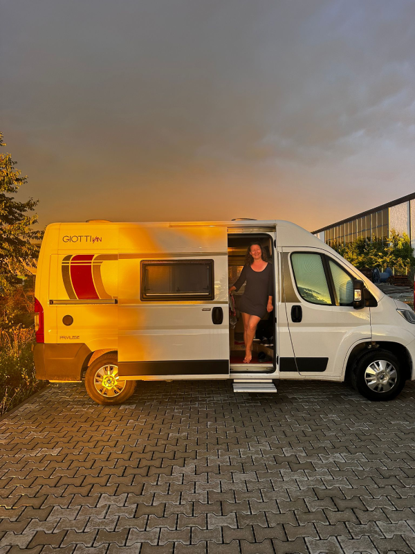 Ellen Langstein stehend in Tür